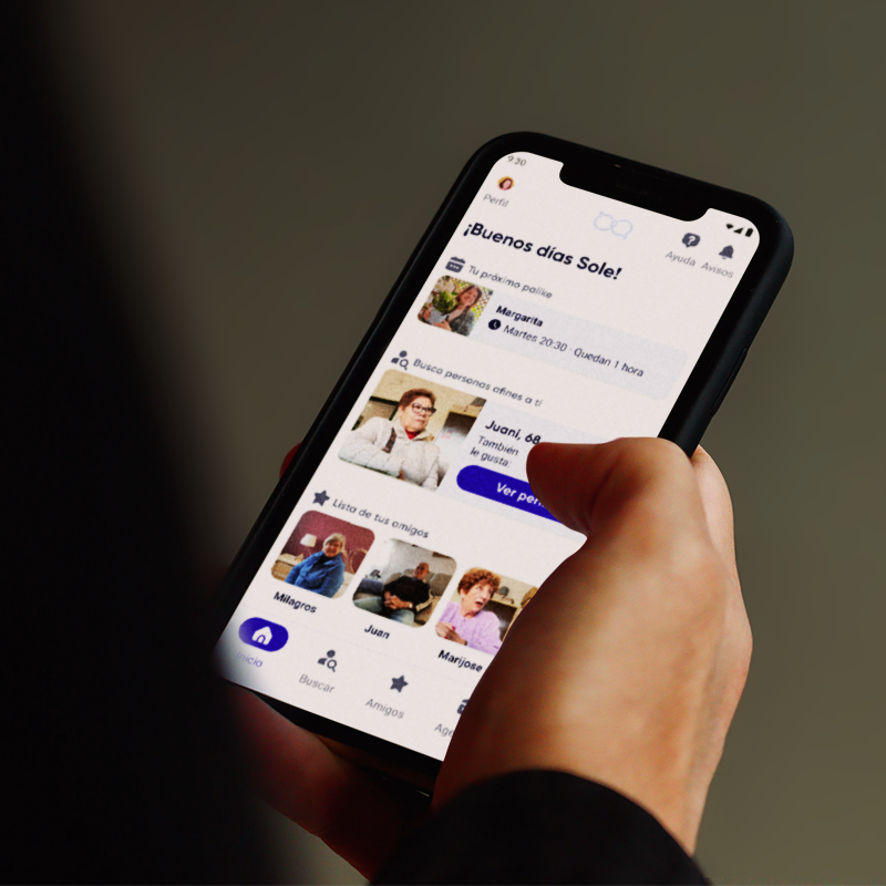 Una mano sujeta un móvil con la app Palike abierta